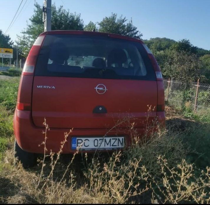 Opel meriva culoare roșie