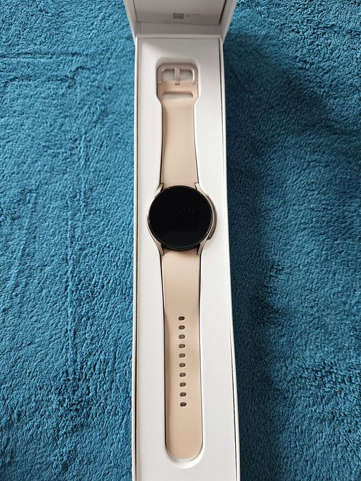 Смарт часовник Samsung Galaxy Watch4 40mm Pink Gold.