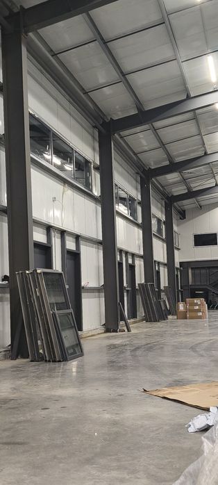 Ferestre aluminiu pentru hala gri antracit