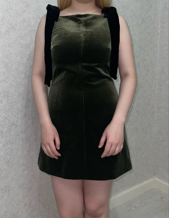 Мини платье от Zara на бретелях темно-зеленый