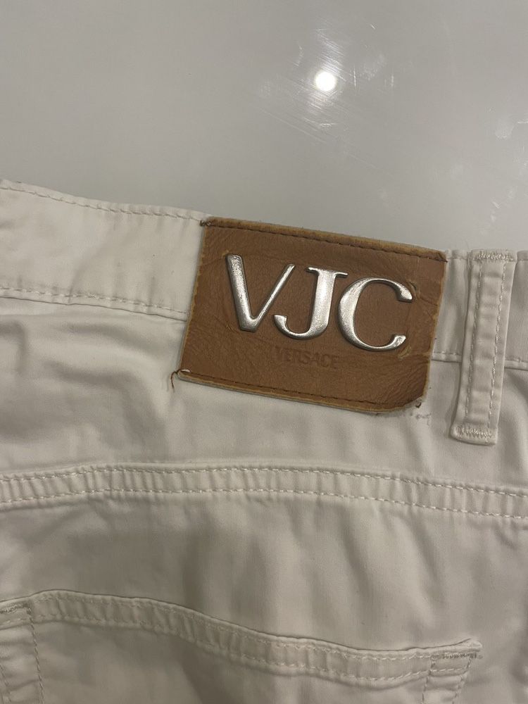 Бели панталони EA7 и VJC