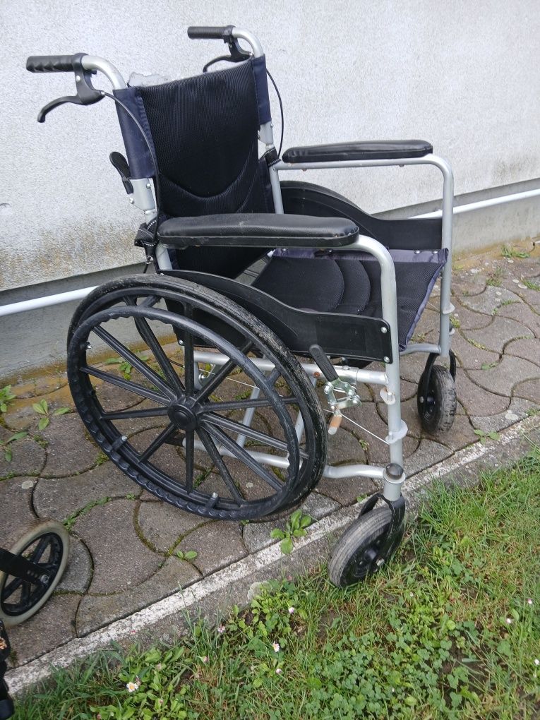 Cărucior invalizi pliabil