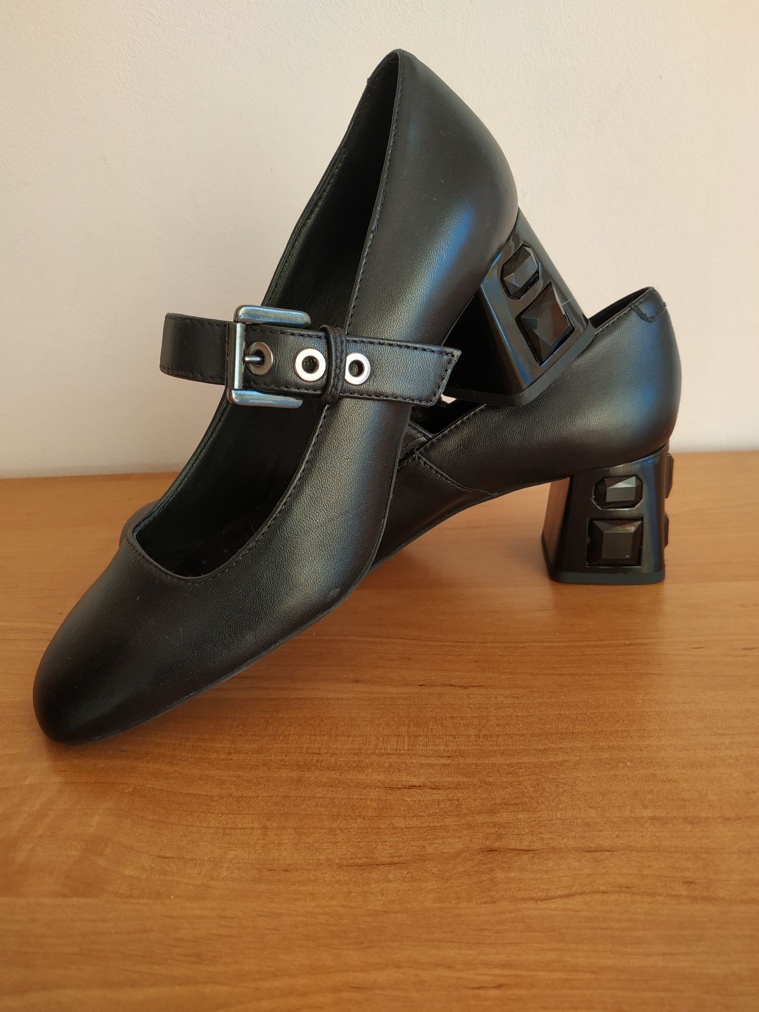 Нови италиански обувки