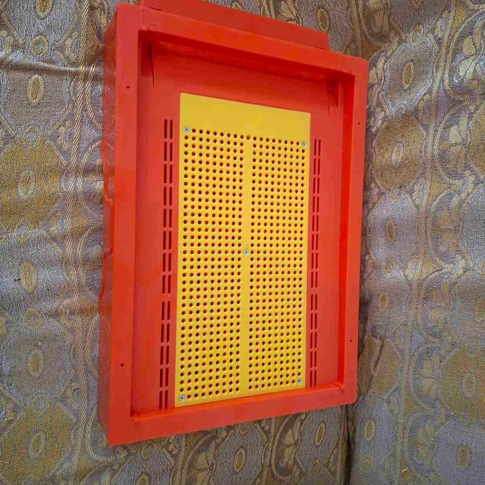 Дъно за кошер за събиране на прашец