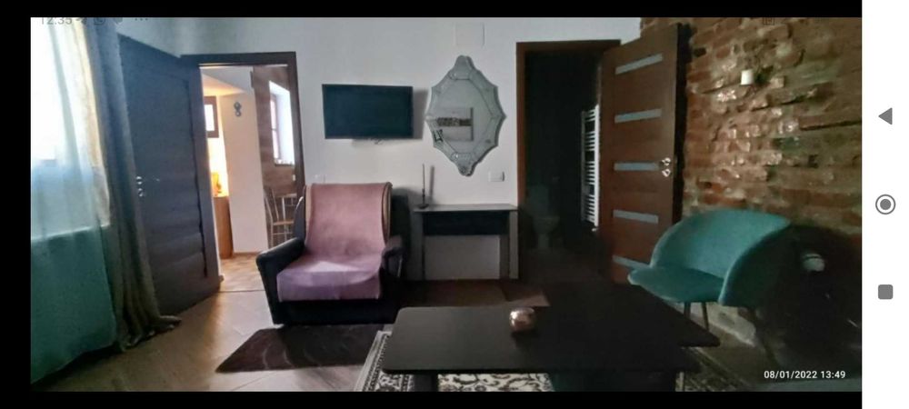 casa cu 2  apartamente, curte cu parcare și un spatiul comercial