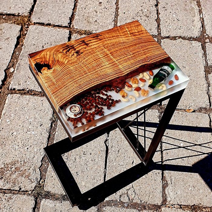 Маса от епоксидна смола и дърво