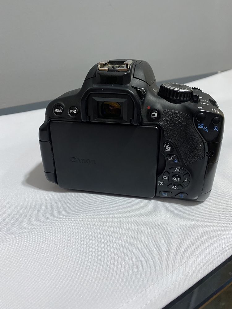Срочно продам Профессиональный фотоаппарат Canon EOS 650 D