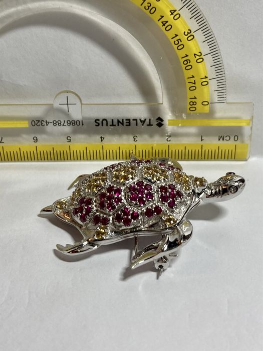 Brosa aur alb 18kt.cu rubine și safire