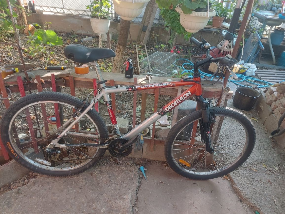 Bicicleta adulți decatlon aluminiu ,26". 500 lei