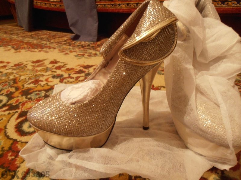 Екстравагантни дамски обувки с висок ток номер 38