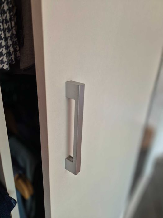 Модерен гардероб с LED осветление и огледална врата, стилен акцент