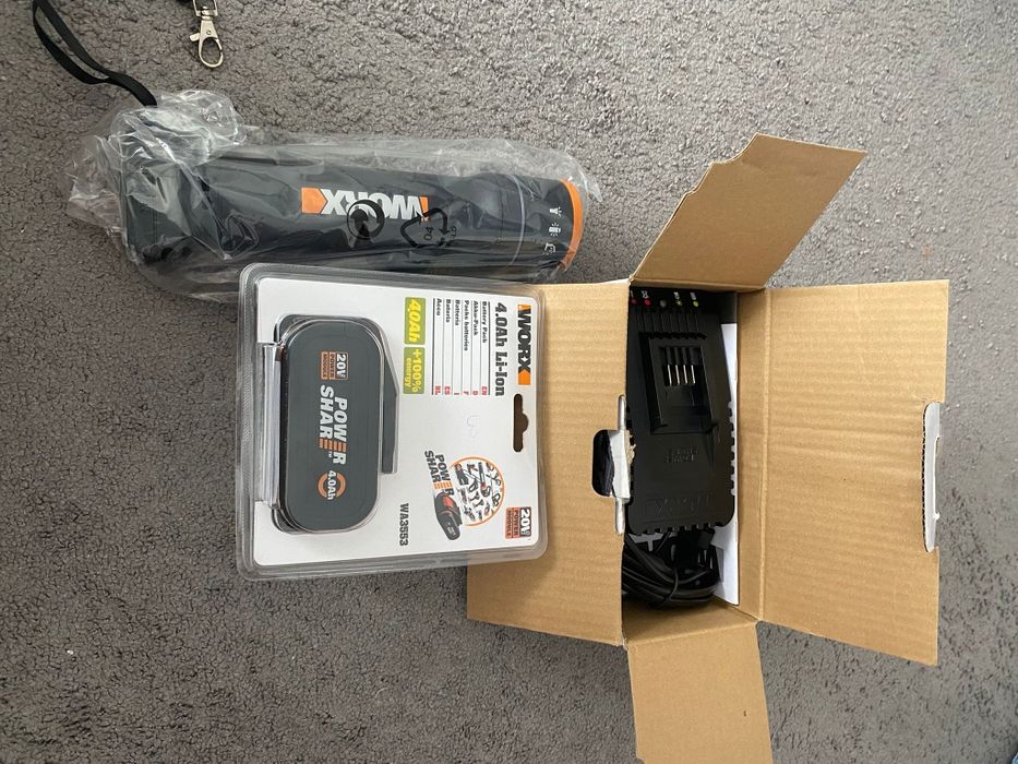 Lanterna cu acumulator și încărcător plus o baterie cu încărcător reze