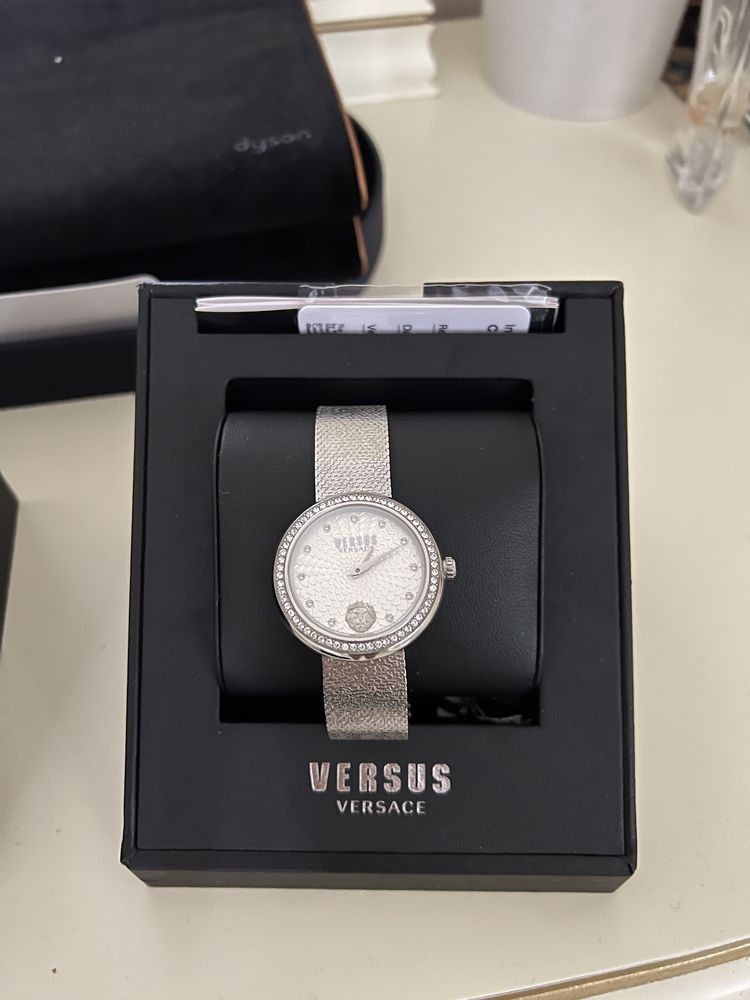 Часы Versus от Versace, новые! Распродажа! Можно на подарок!