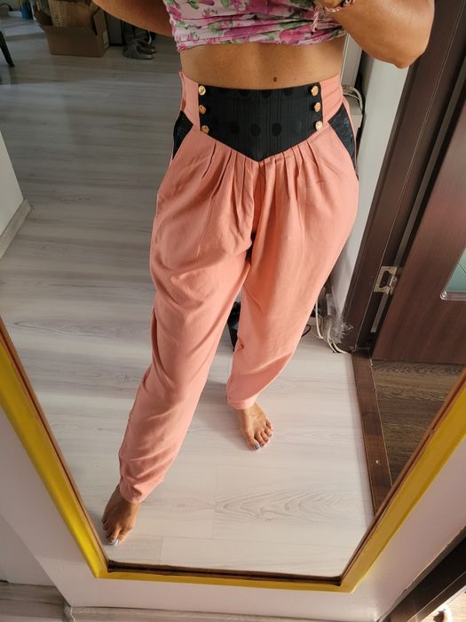 Pantaloni cu talie înaltă