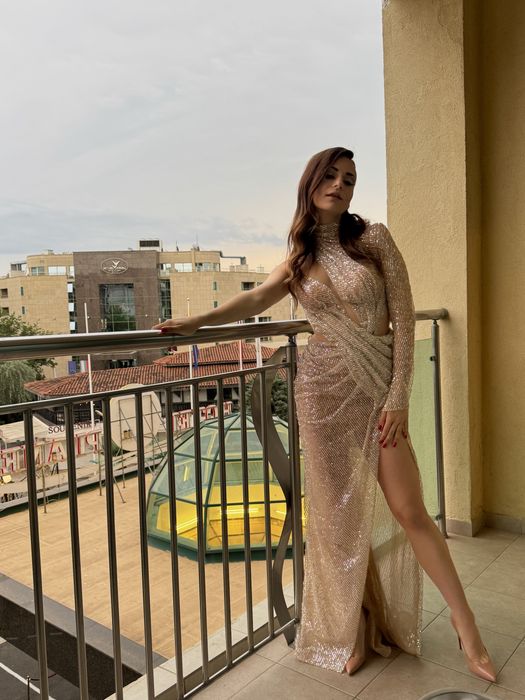 Продавам бална рокля на Pembe Kenan