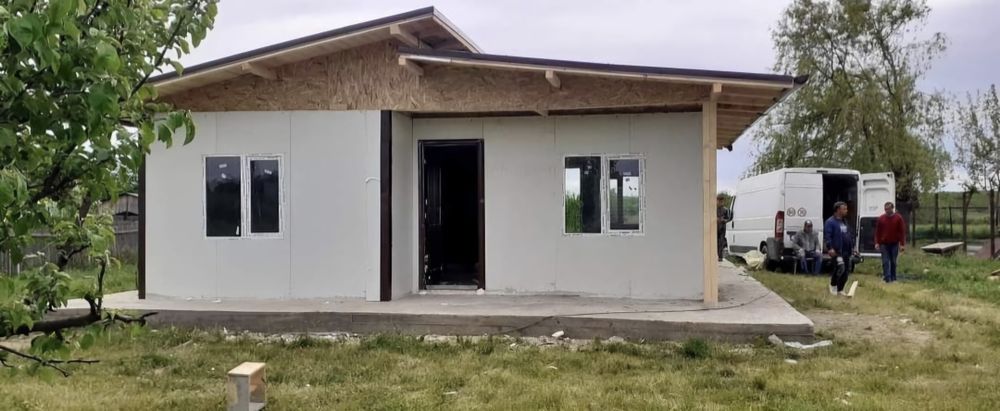 Vând case pe structura metalica