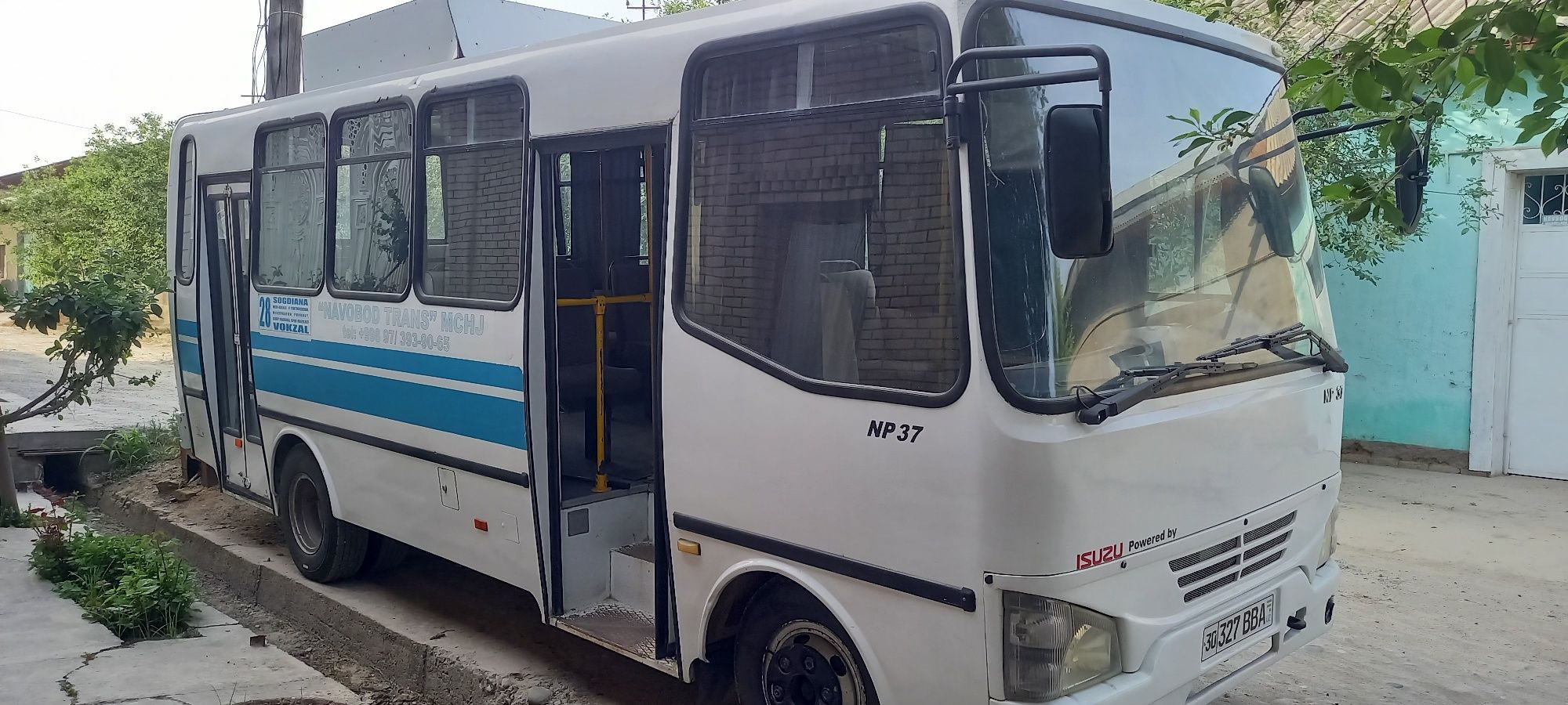 Isuzu NP37 AVTOBUS Sotiladi