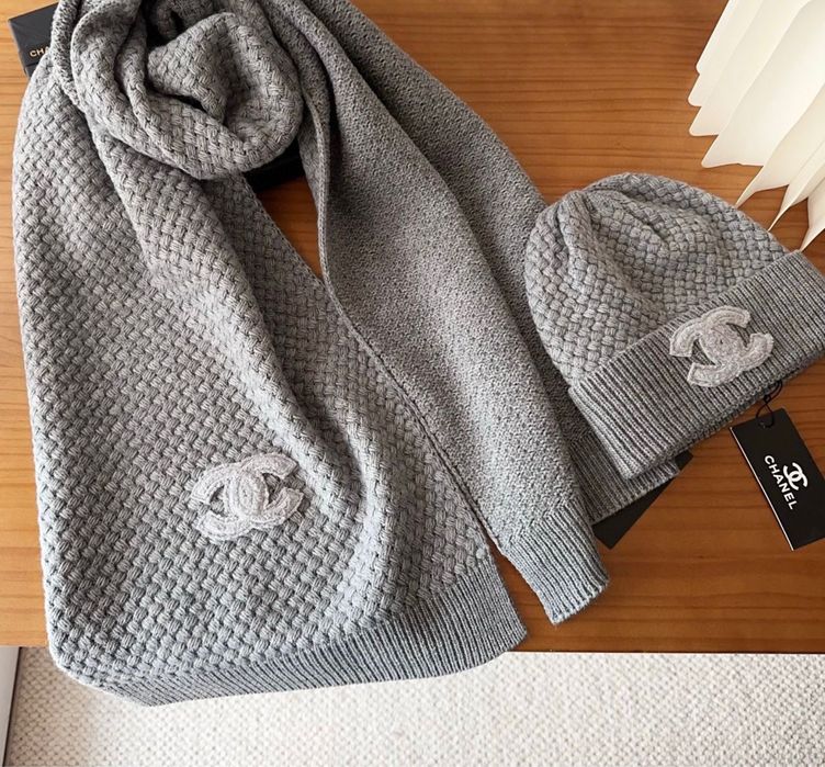 Set fular si caciula Chanel , calitate premium , pe comanda