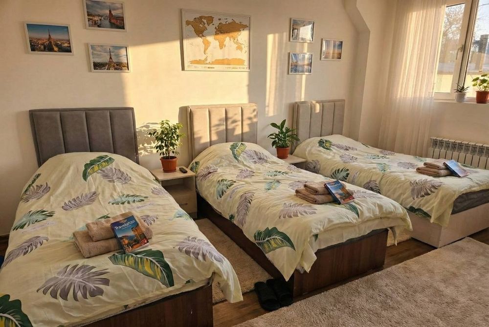 Хостел, арзон меҳмонхона. Жомий кругида жойлашган