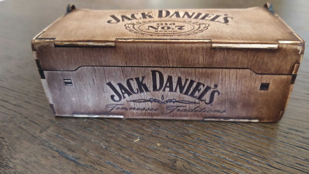 Лазерно изрязана декоративна кутийка за уиски Jack Daniels 50ml