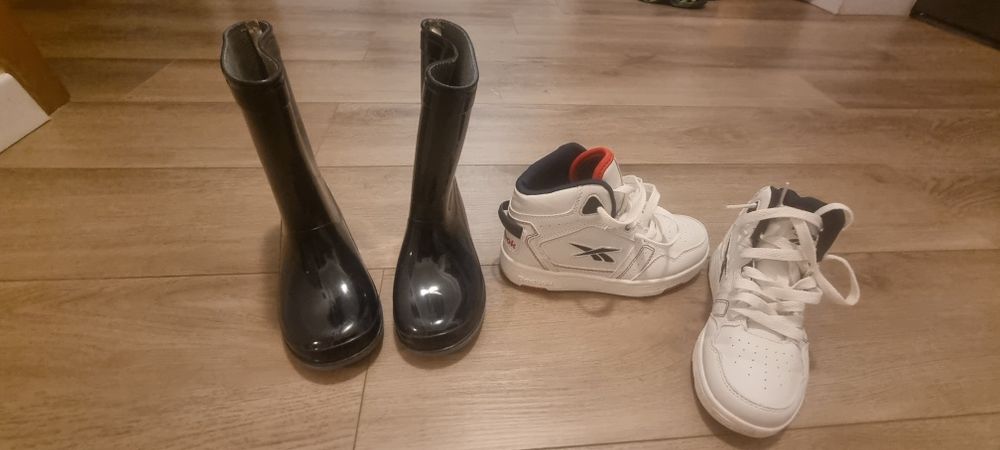 cizme de cauciuc și adidași