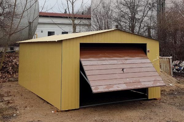 Garaj pe structura metalica 3.6 x 5.5m