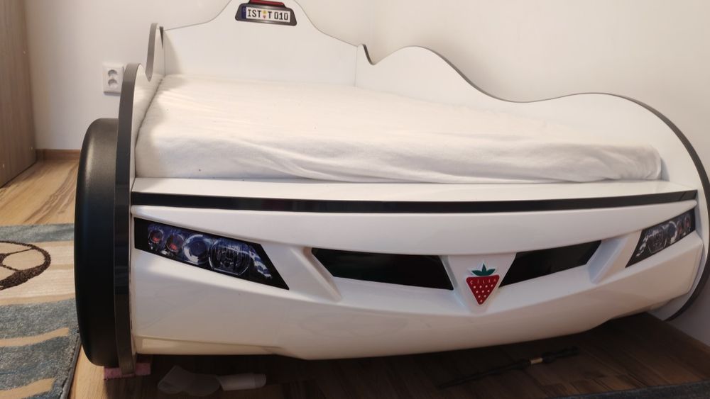 Vând pat copii 90x190, cu saltea, sub forma de mașina