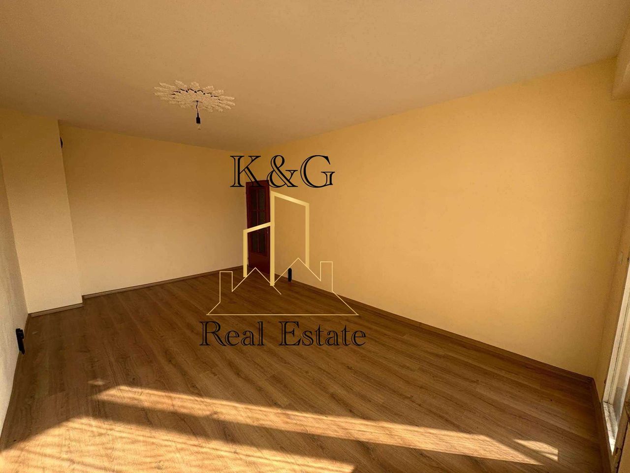 Продава се Двустаен апартамент в Разград, Орел - 64 кв.м за 957 €/кв.м - Снимка #1