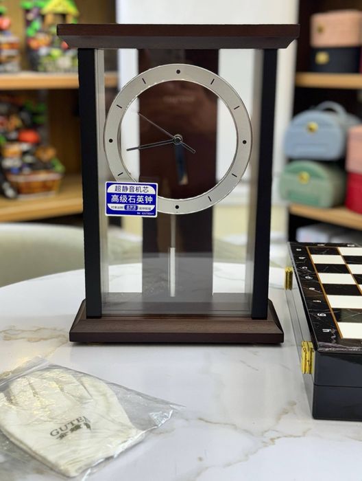 Zamonaviy shisha va yog‘och kombinatsiyasidagi stol soati

 Yangi, ori