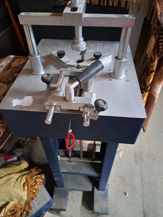 Машина за сглобяване на рамки