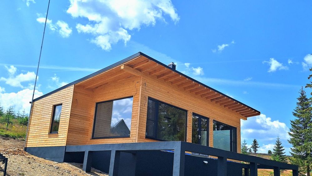 Vand Casute pe structura metalică sau cabane din lemn orice model dori