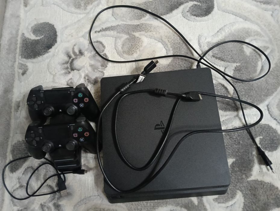 Ps 4 pro, 1 tb, 2 manete, jocuri