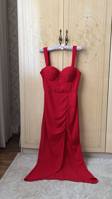 Платье красное с разрезом