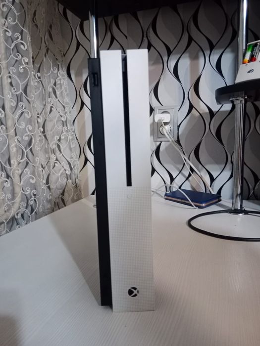 Продам Xbox one s