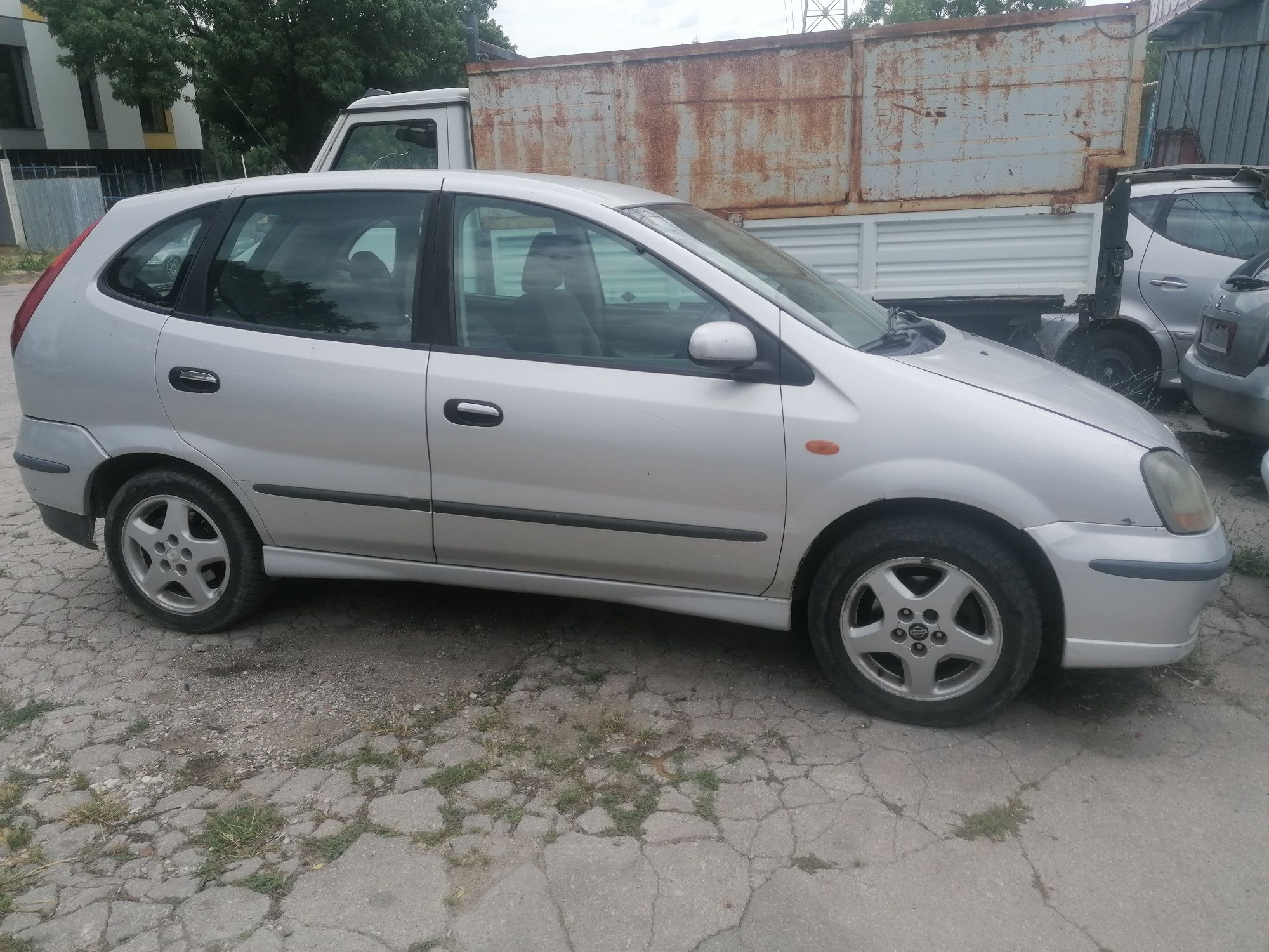 Nissan Almera Tino