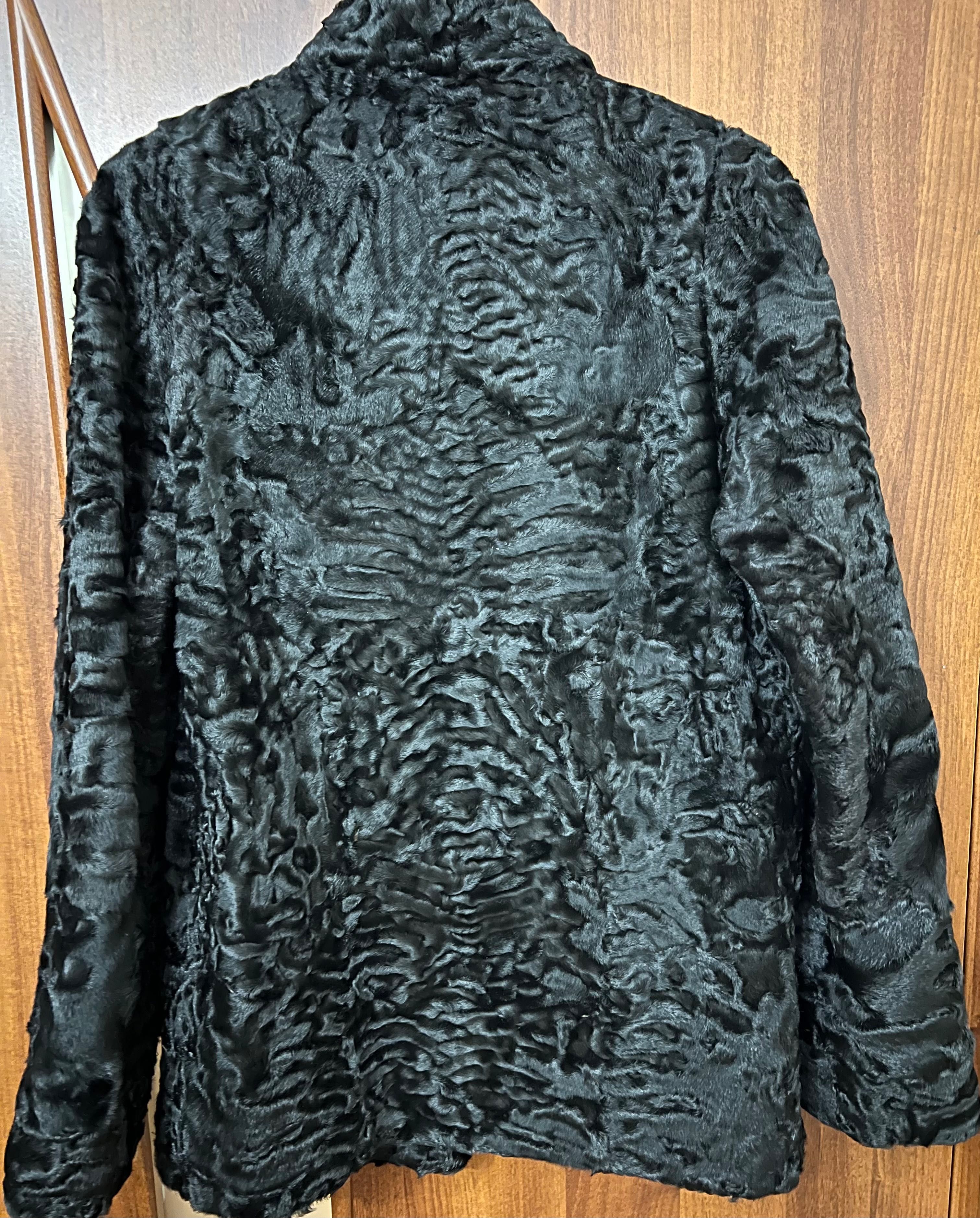 Продам полушубок из каракуля.