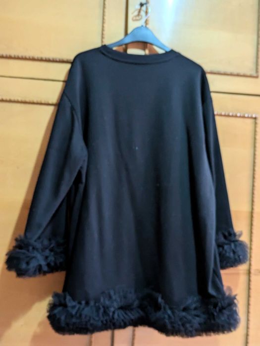 Rochie supradimensionată cu volane si șnururi albe