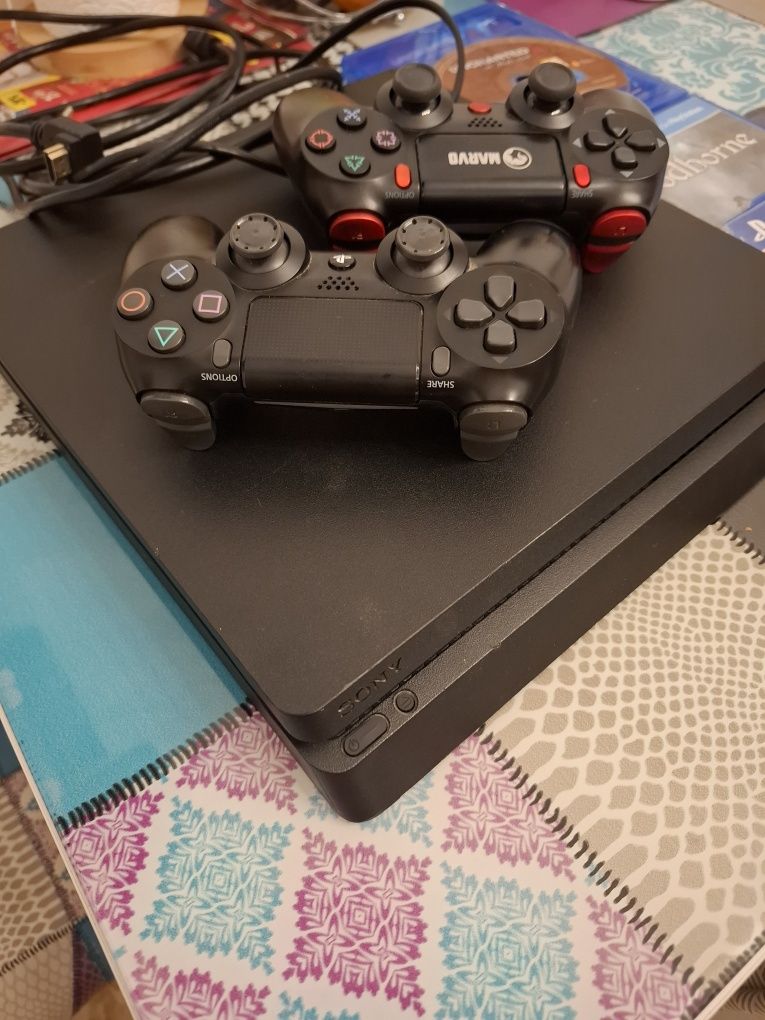 PlayStation 4 model CUH-2216A cu 2 manete si jocuri