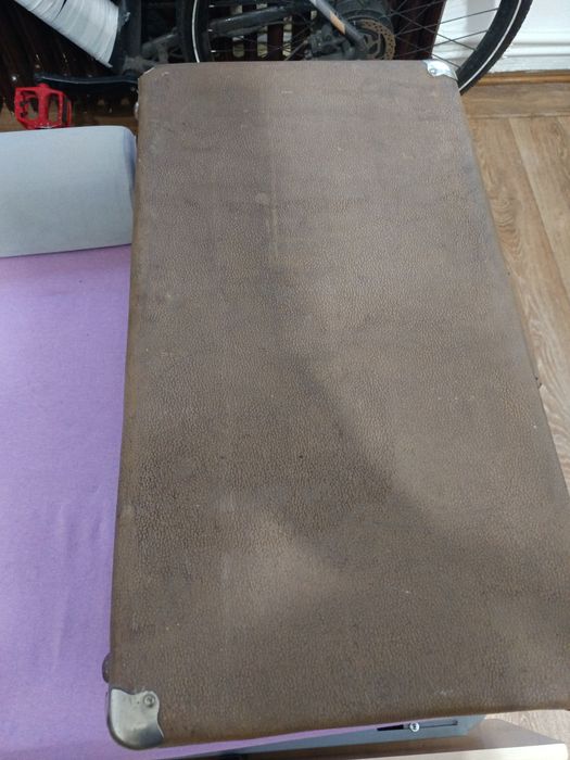 Valiza piele vechea  de colectie decor 1968