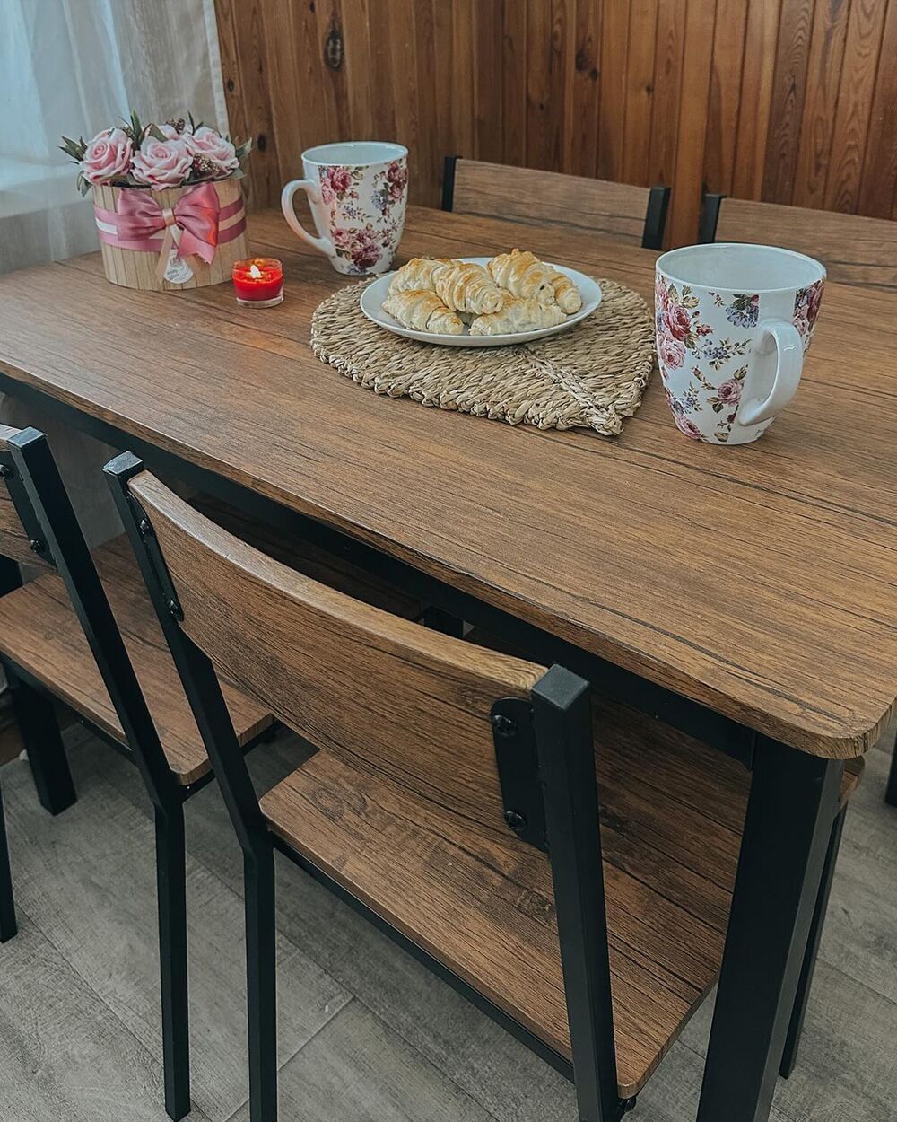 Set masă dreptunghiulară si 4 scaune, cu un design modern din lemn, Be