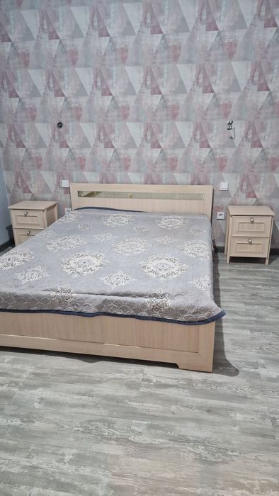 Продам кровать,  тумбочки и комод