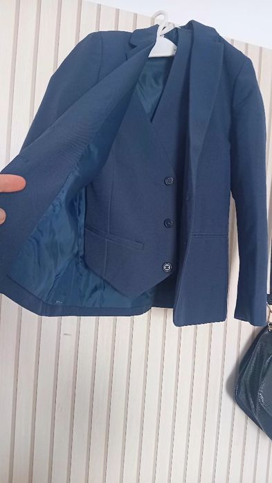 Vand set costum H&M ptr scoala  marime6-8ani .