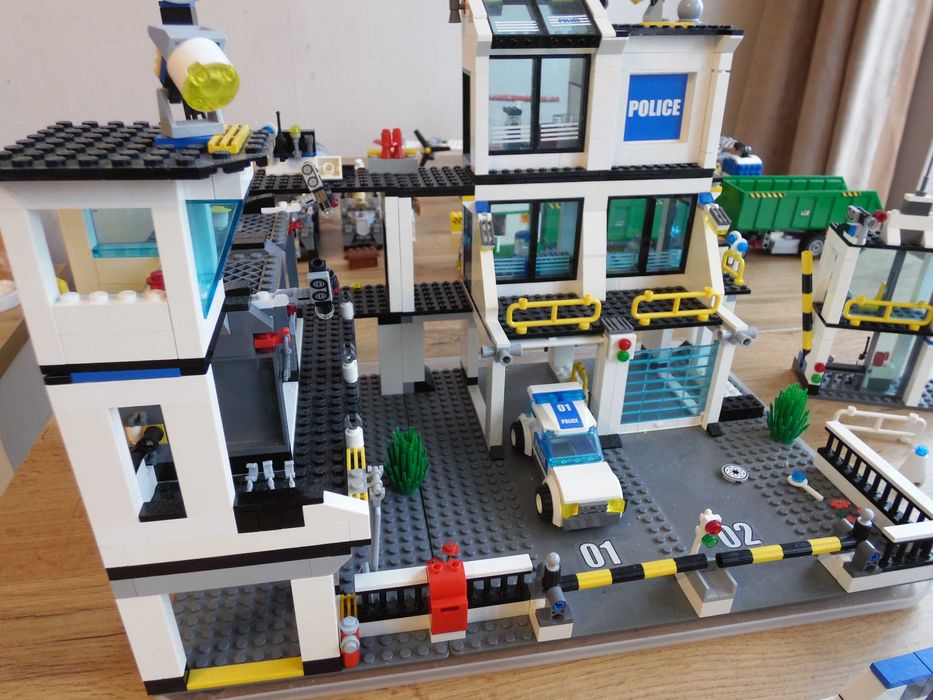 Lego 7744 и 7743 Полицейски участък и камион Лего