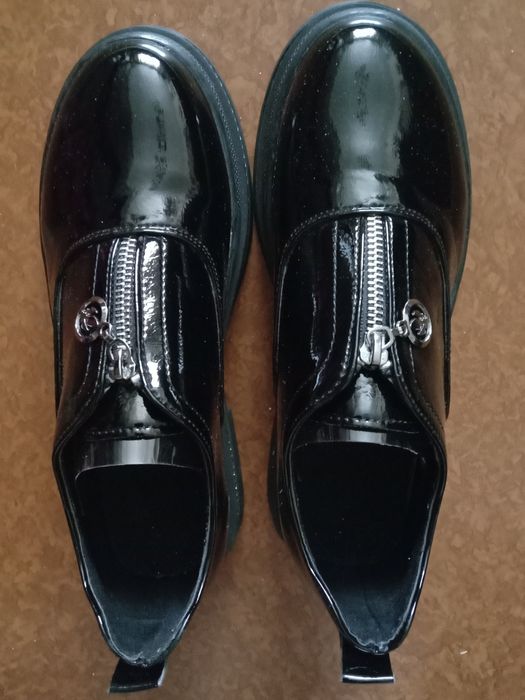 Продам женские ботинки