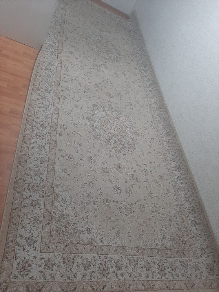 Продаётся ковёр.