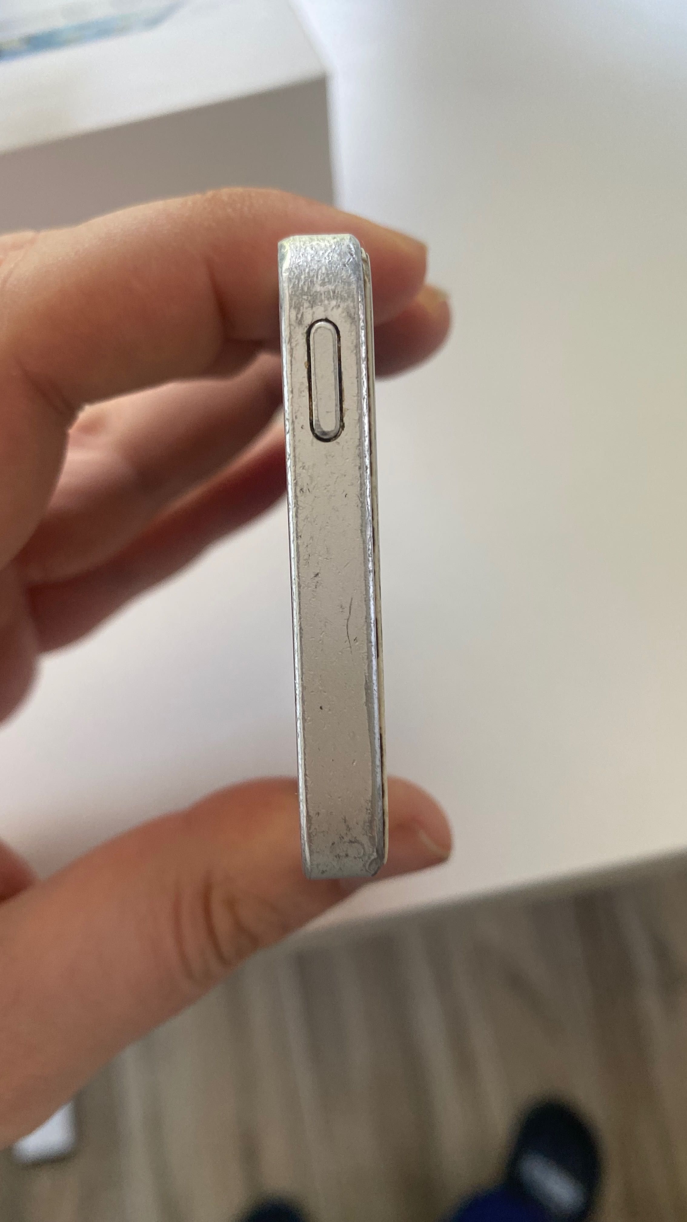 iPhone 5 Silver 16 GB + оригинални слушалки