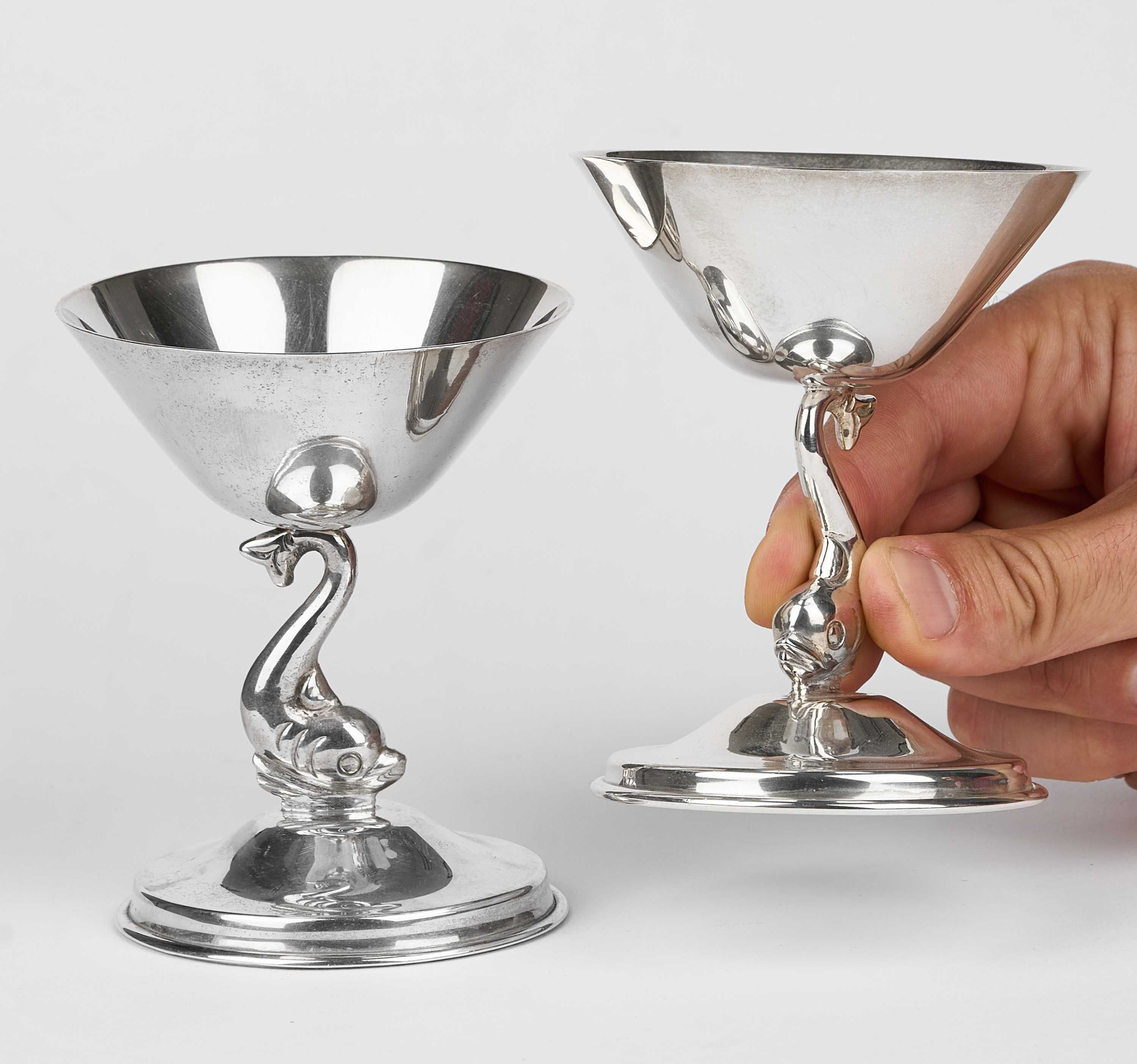 Pereche 2 cupe,pahare argint 925,decorate cu delfini-cadou argint.ro