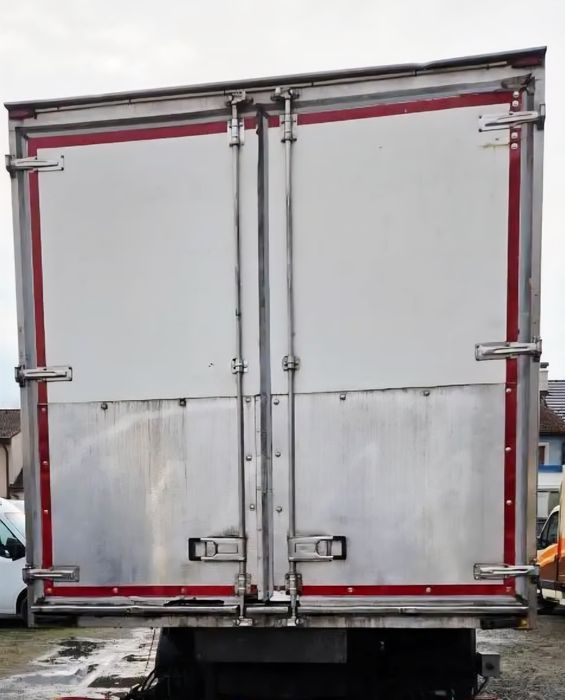 Container duba cub Izolat pt depozitare, complet inchis, cu usi