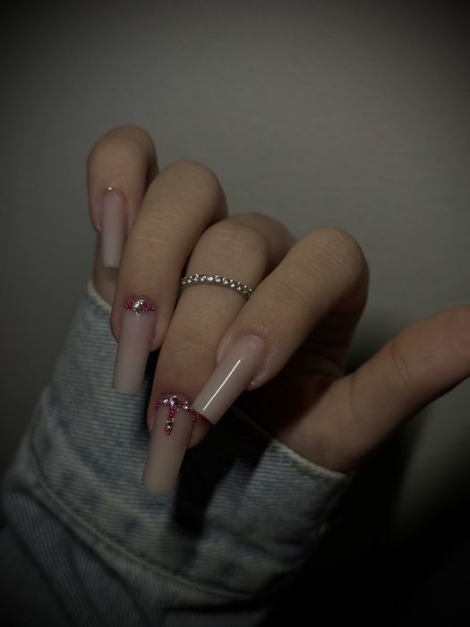 Unghii cu tips reutilizabil sau gel pe unghia naturala