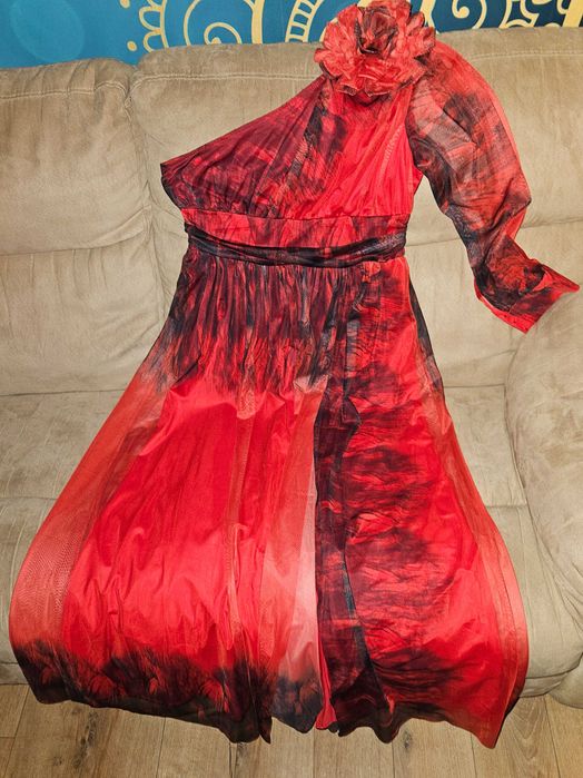 Rochie eleganta lunga, crapatura pe picior, negru cu rosu